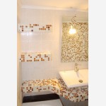 Πάγκος επενδυμένος με ψηφίδα και ράφια